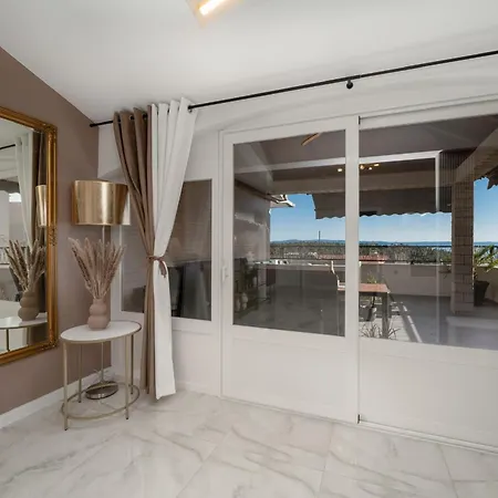 Apartment Luxury Nea *